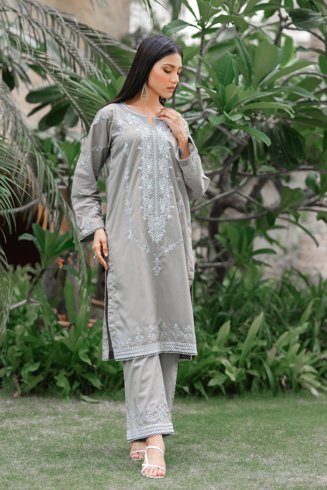 KASAK EMBROIDERED CHIKANKARI 3 PIECE STITCHED SUIT